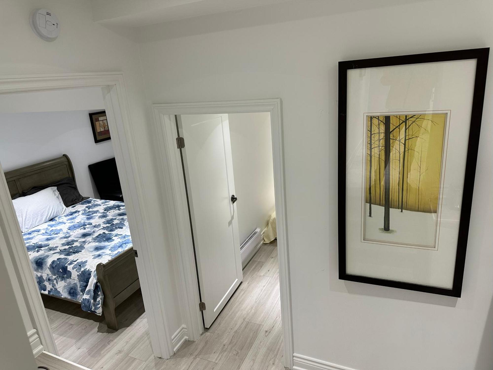 Double Bedroom On Up Or 3 Bedrooms In Basement Near Eglinton Subway Station Торонто Экстерьер фото
