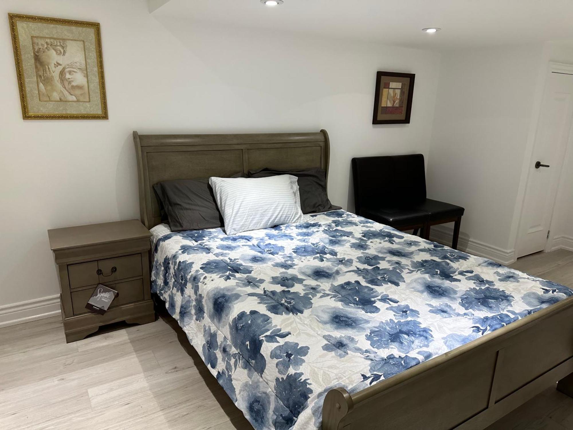 Double Bedroom On Up Or 3 Bedrooms In Basement Near Eglinton Subway Station Торонто Экстерьер фото
